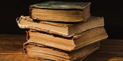 ¿CÓMO ENVEJECEN LOS LIBROS EN LAS ESTANTERÍAS DE CASA?